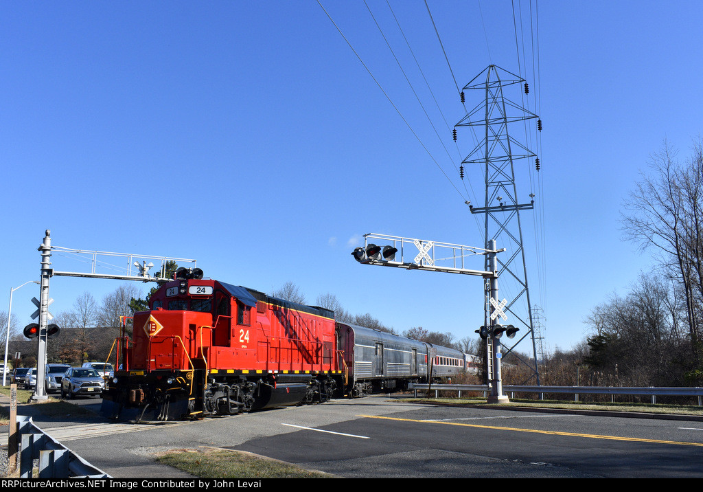 The 24 pushes the first polar express train of the day over Algonquin Parkway toward East Hanover